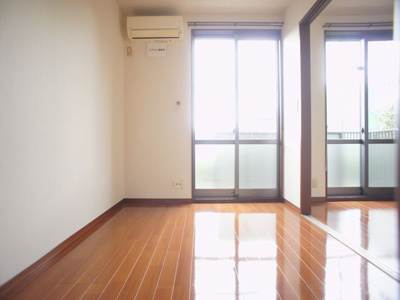 【居間・リビング】 | アマービリスB | 快適に過ごせるエアコンが付いています♪