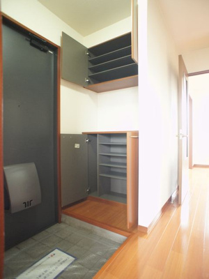 【玄関】 | アマービリスB | 玄関スッキリ！たくさん収納できるシューズボックスが付きです♪