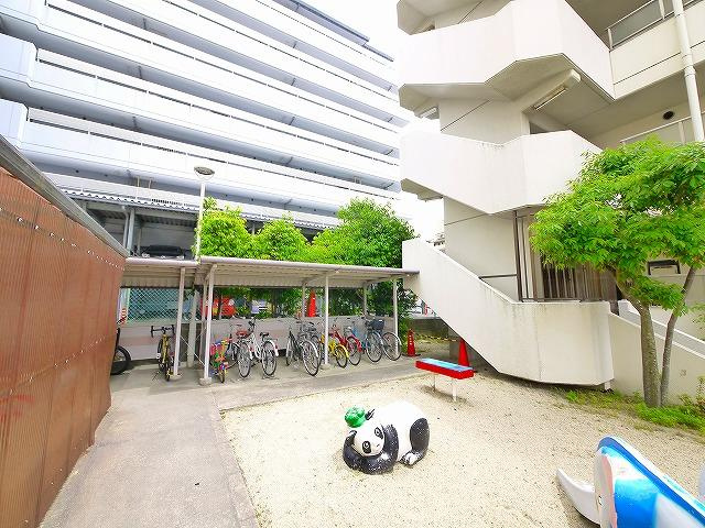 メゾン佐保Aのその他共用部分|小さな公園もあります。