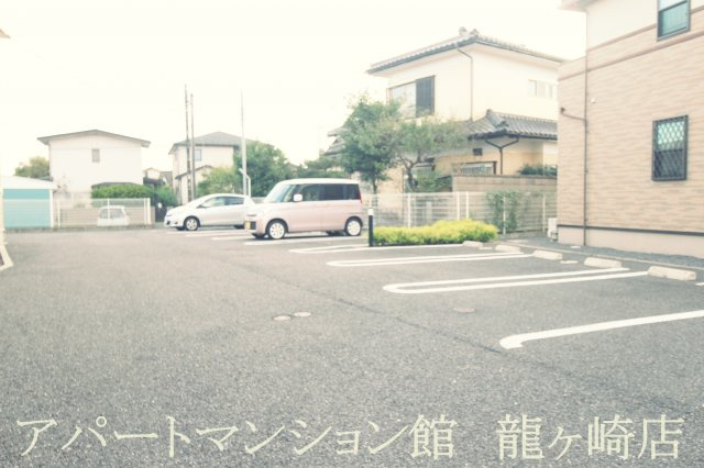 ルーエⅣの駐車場