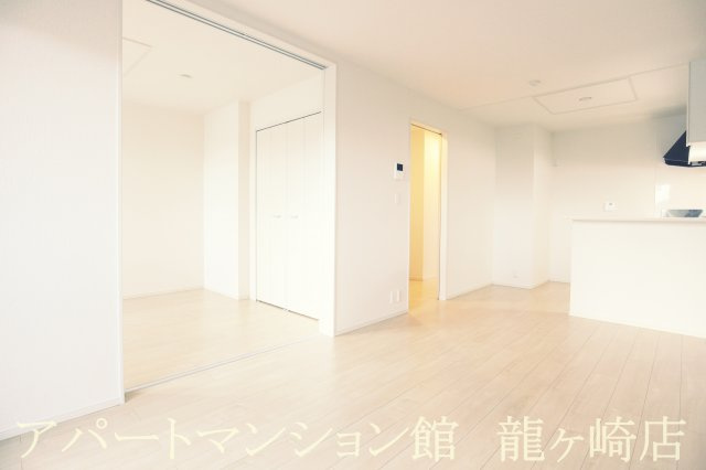 ルーエⅣの居間・リビング|＊反転