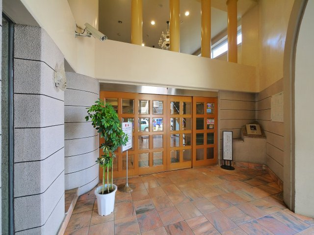 プレステ七番館のエントランス|お洒落でオートロック付きです