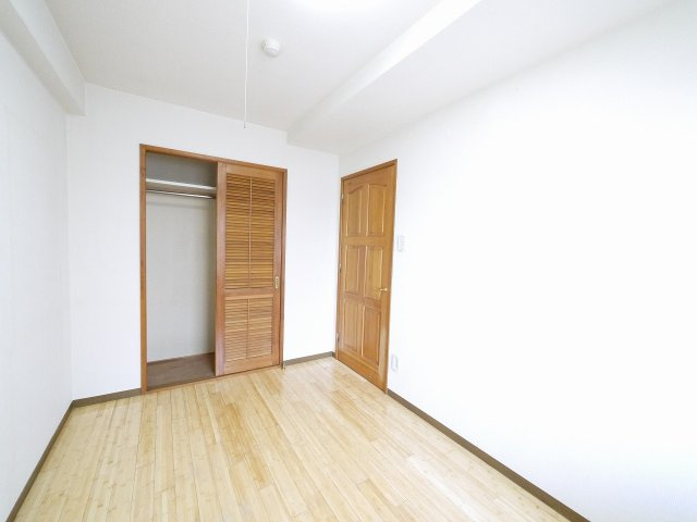 プレステ七番館の寝室|明るい洋室です