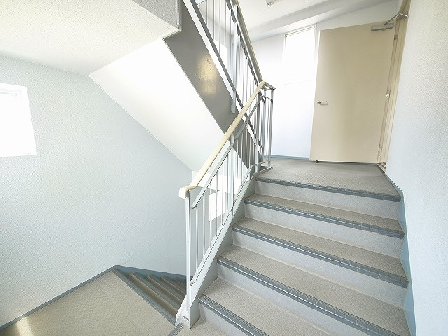 サンコート春日のその他共用部分|キレイな共用階段です。