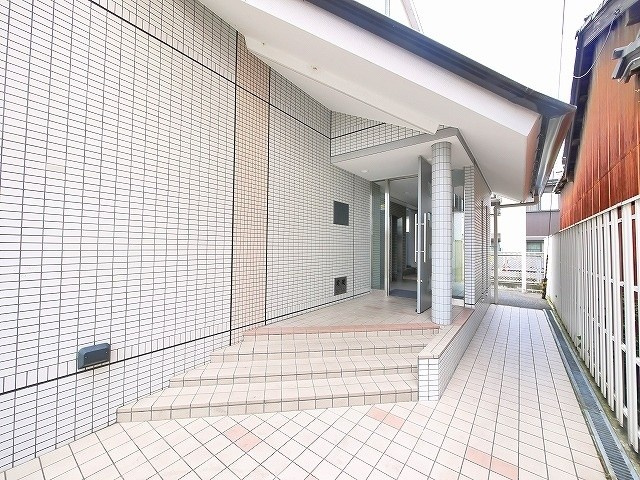 サンコート春日のその他共用部分|カッコ良いエントランス。