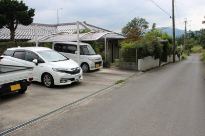 【駐車場】 | 大津市伊香立、桜が楽しめる離れのある豪邸 | 駐車スペースはゆったり三台可能、カーポートあり