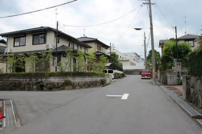【前面道路含む現地写真】 | 大津市湖青１丁目6-1　戸建て | 角地付近から北側前面道路