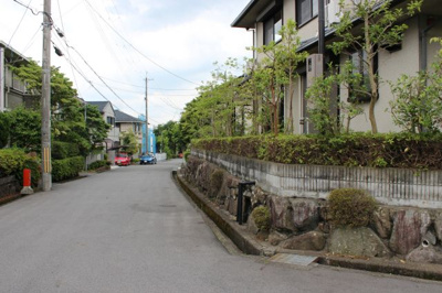 【前面道路含む現地写真】 | 大津市湖青１丁目6-1　戸建て | 東側前面道路