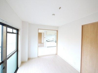 サンハイツ上村の洋室|明るい洋室です