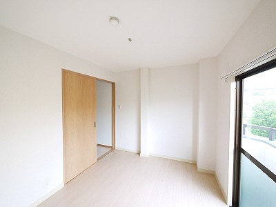 サンハイツ上村の洋室|ゆったりした洋室です