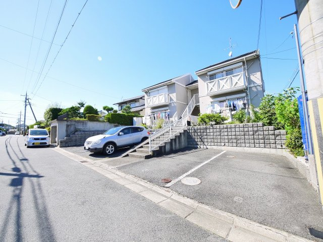 プレミールツキミガオカの駐車場|駐車場があるので、車を買う予定の方も安心です