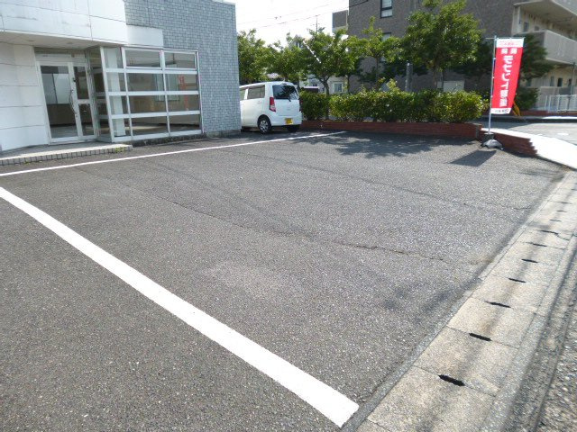 倉敷市吉岡の事務所の駐車場