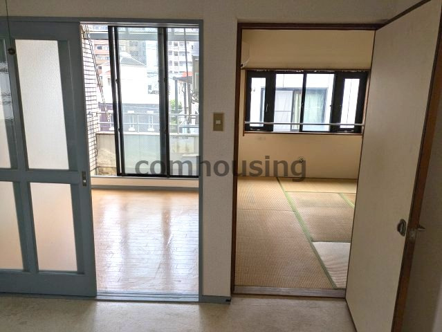 【寝室】 | ラ・フォンテーヌ泉 | 最上階・角部屋・三面採光のお部屋です。
