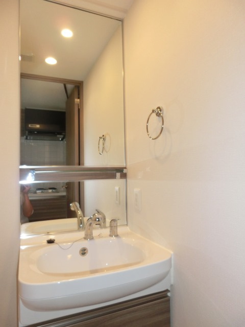 ララプレイス大阪ザ・リヴァージュの独立洗面台