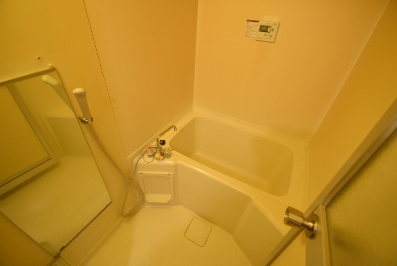 望月ハイツの浴室|鏡つきバス