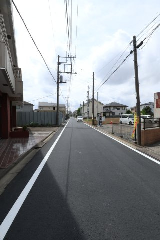 鴻巣市加美１丁目の売地の前面道路含む現地写真|2024年6月9日 AM10:00頃 撮影。前面道路の写真です。物件は右側です。