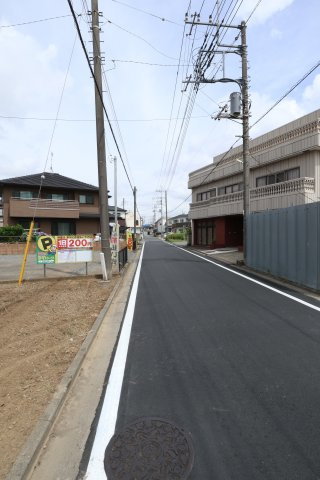 鴻巣市加美１丁目の売地の前面道路含む現地写真|2024年6月9日 AM10:00頃 撮影。前面道路の写真です。物件は左側です。