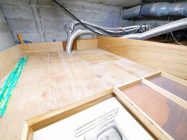 メゾン東生駒の設備|キッチンの屋根裏に収納スペースがあります