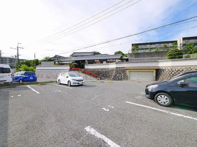 メゾン東生駒の駐車場