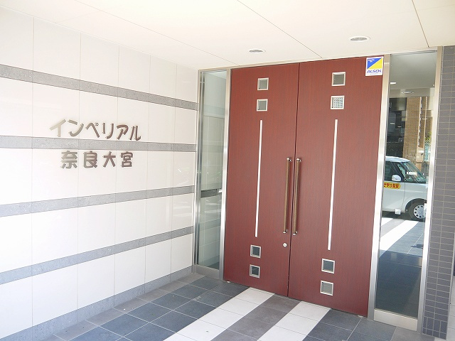 インペリアル奈良大宮のエントランス|落ち着いたエントランスです