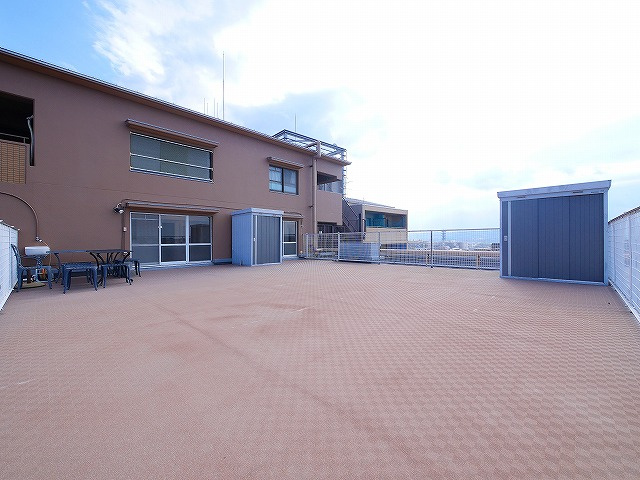 朝日プラザ・アーバネート奈良のバルコニー|とても広いルーフバルコニー付き