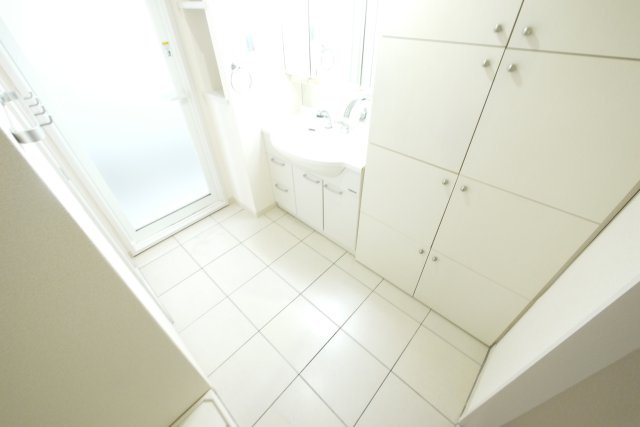 朝日プラザ・アーバネート奈良の洗面所|明るい洗面所です