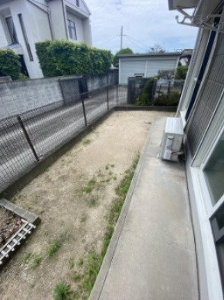 加古川市加古川町友沢のアパートの庭