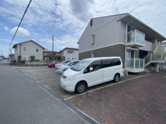 加古川市加古川町友沢のアパートの駐車場
