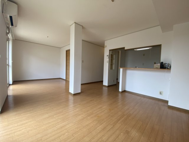 加古川市加古川町友沢のアパートの居間・リビング