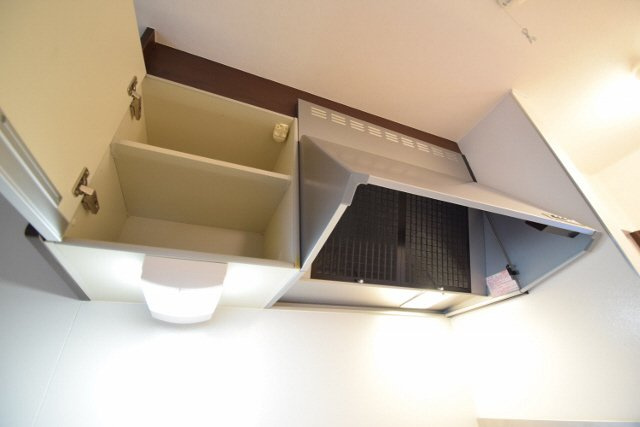 メゾンドアルモニーのキッチン|上部に棚あります