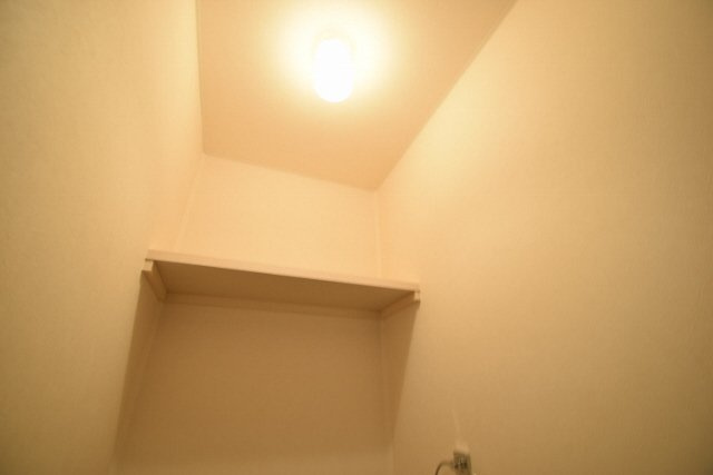 メゾンドアルモニーのトイレ|上部に棚あります