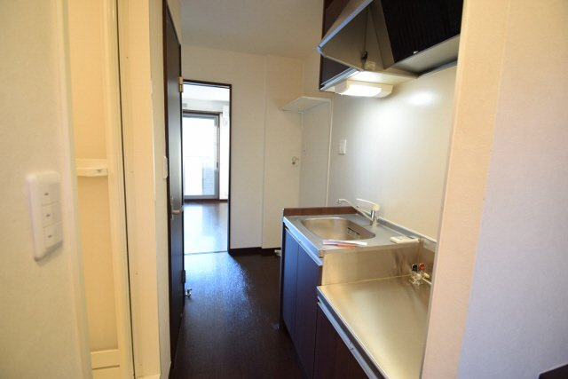 メゾンドアルモニーの居間・リビング|キッチン周りです