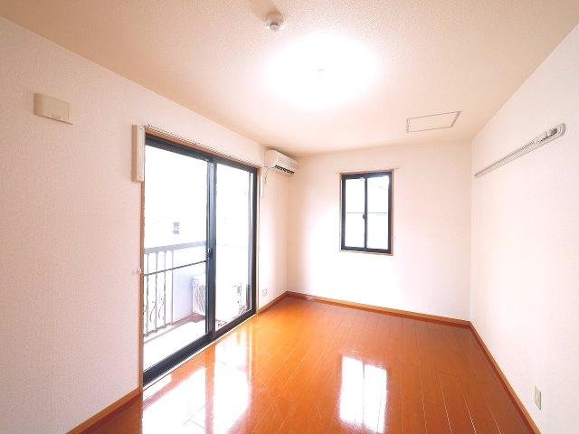 グランドゥール西大寺の居間・リビング|コンパクトで使いやすい洋室です