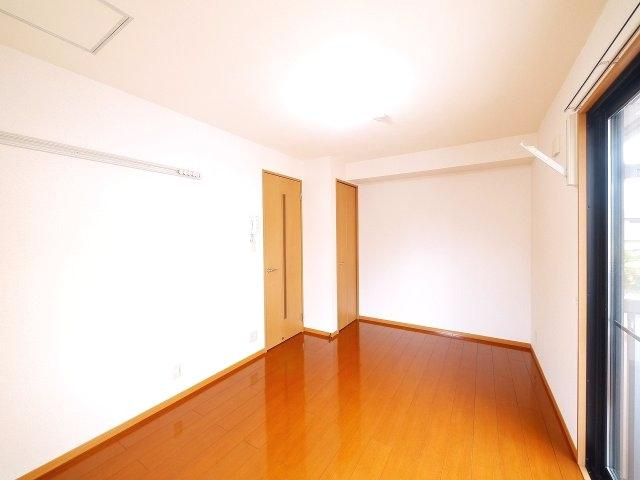 グランドゥール西大寺の内装|きれいな洋室です