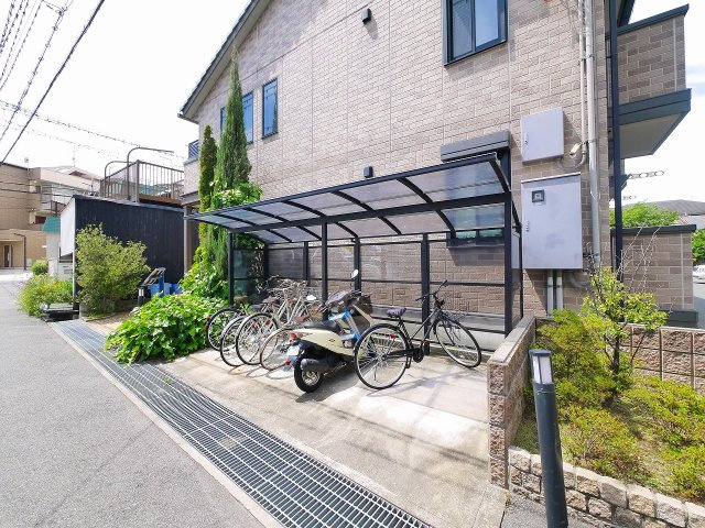 グランドゥール西大寺のその他共用部分|出入りがしやすい自転車置き場
