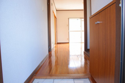 【エントランス】 | キャッスル石嶺２ | 写真は、202の室内です。