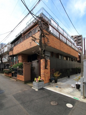 【外観】 | フラワーマンション | 閑静な住宅街に立地するレンガタイル貼のマンションです。