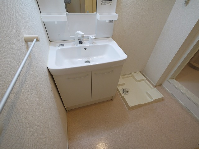 イターナルパレスⅡの洗面所|明るい洗面所です