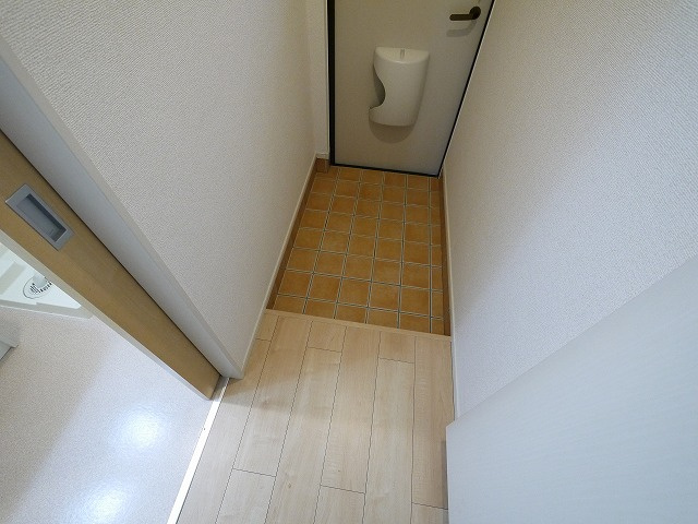 イターナルパレスⅡの玄関|明るい玄関です