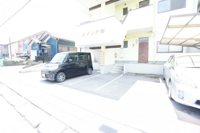 メゾン戸頭の駐車場