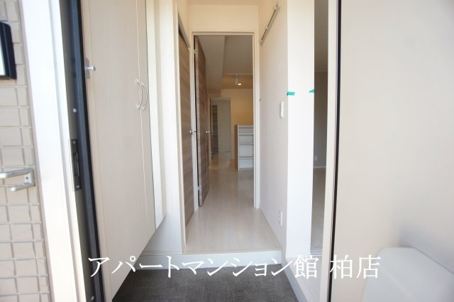 サイドガーデン南増尾B棟の玄関