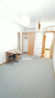 【居間・リビング】 | フラワーガーデンⅡ | 同タイプ室内　ロフト付きの部屋です