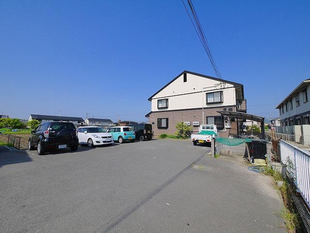 ベリーコートの駐車場