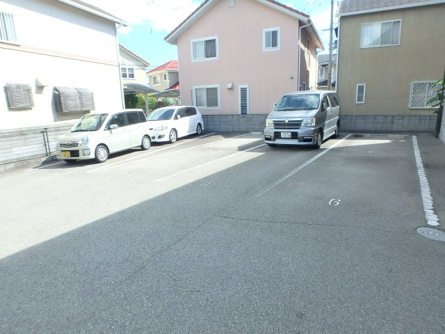 クレールハイムBの駐車場