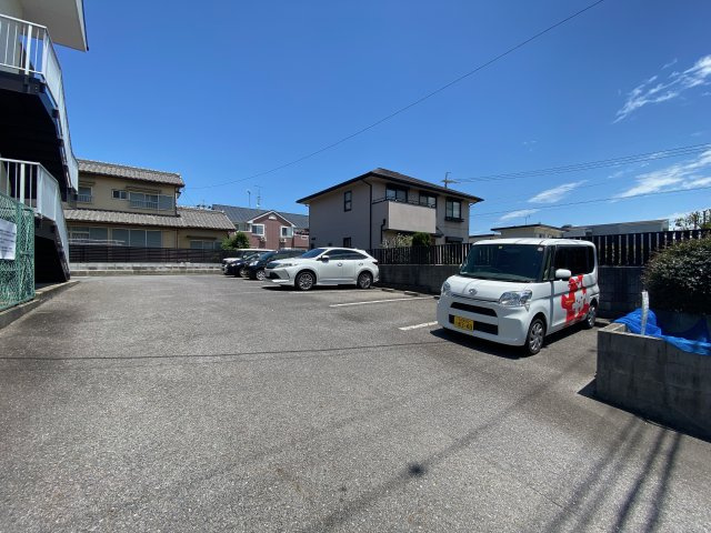 ジュネス花園の駐車場