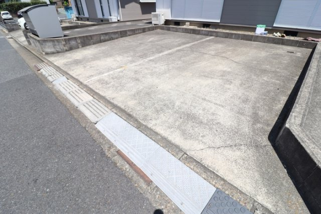 ドリームハイツスズキの駐車場