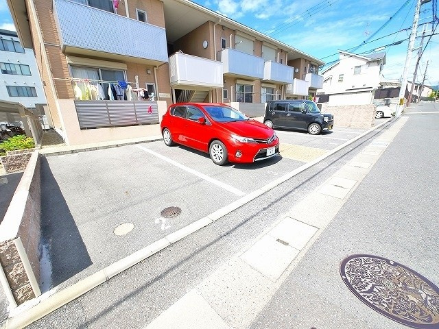 グリーンメゾン菰川Ｂ棟の駐車場|駐車場があるので、車を買う予定の方も安心です