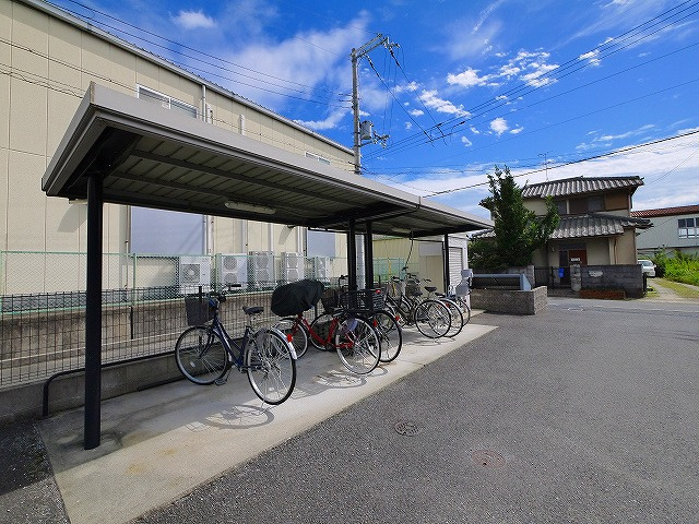 グローリーコートＡのその他共用部分|屋根付き駐輪場スペース完備です