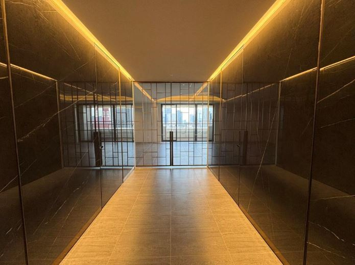 港区六本木１丁目の賃貸マンションの玄関
