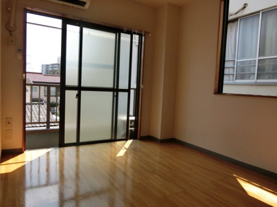 【居間・リビング】 | チェリーハイムⅡ | 角部屋２面採光の居室☆